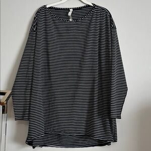 lululemon 20 athletica Back in Action Black and White Striped Top stretchy